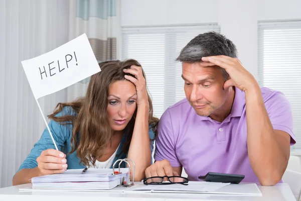 Paar heeft hulp nodig — Stockfoto