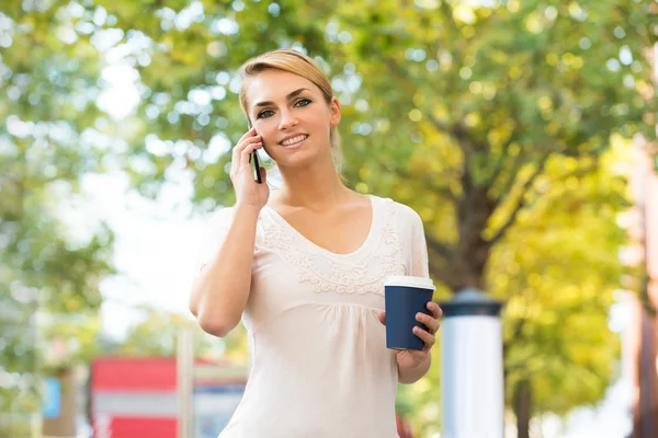 Frau benutzte Handy — Stockfoto