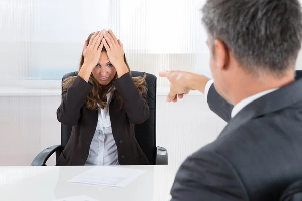 Affärsman peka frustrerad affärskvinna — Stockfoto