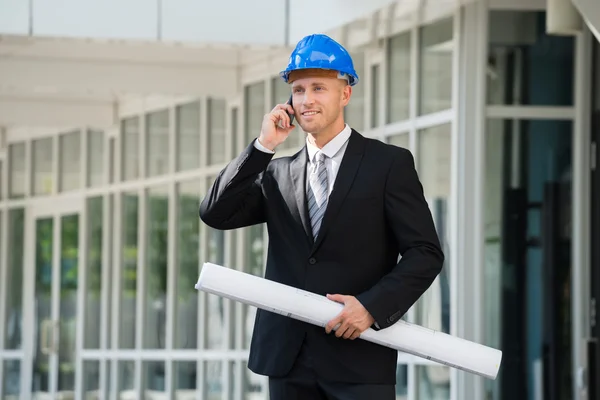 Ingenieur praten op mobiele telefoon — Stockfoto