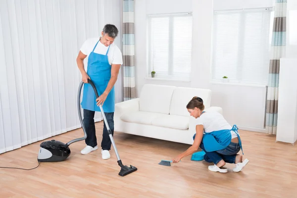 Zwei Reinigungskräfte putzen Büro — Stockfoto