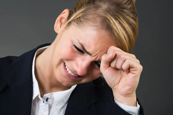 Depressive Geschäftsfrau schlägt Hand auf Kopf — Stockfoto