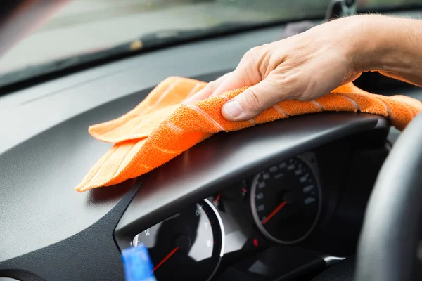Male Worker Cleaning Car Dashboard — Stock Photo, Image