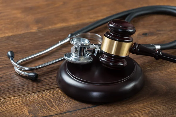 Gavel e estetoscópio na mesa — Fotografia de Stock