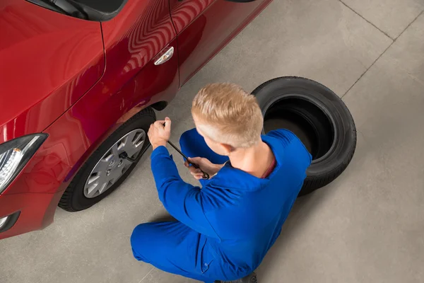 Mecánica de fijación de neumáticos de coche con llave inglesa — Foto de Stock