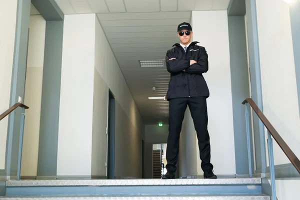 Security Guard permanent bij de ingang — Stockfoto