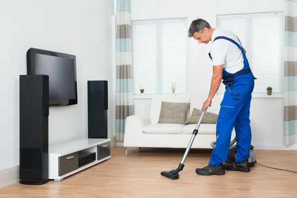 Pracownik czyszczenia podłogi — Zdjęcie stockowe