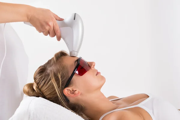 Woman Undergoing Laser Treatment At Salon — Stock Photo, Image