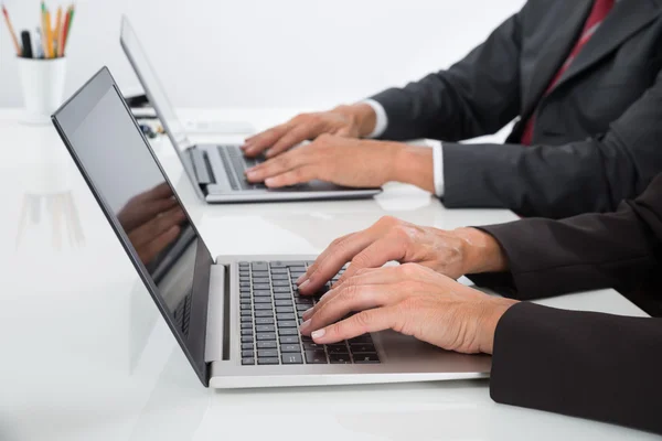 Two Businesspeople Using Laptop — Stock Photo, Image