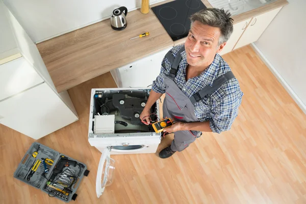 Technician Checking Washing Machine — Stock Photo, Image