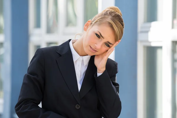 Triste donna d'affari Toccando testa — Foto Stock