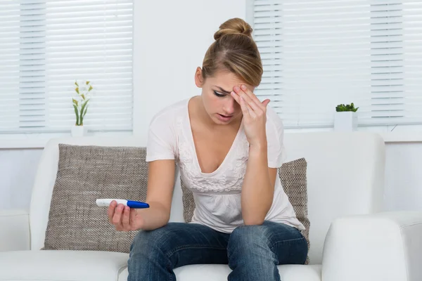 Mujer mirando la prueba de embarazo — Foto de Stock