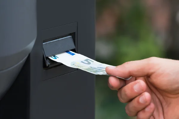 Valuta opmerking invoegen In Parking Machine — Stockfoto