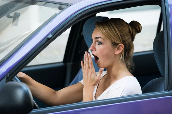 Wstrząśnięty kobieta jazdy samochodem — Zdjęcie stockowe