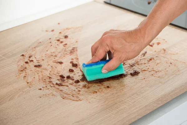 Adam mutfak tezgahı sünger ile Temizleme — Stok fotoğraf