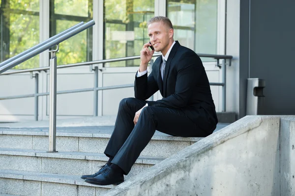 Empresário falando no celular — Fotografia de Stock