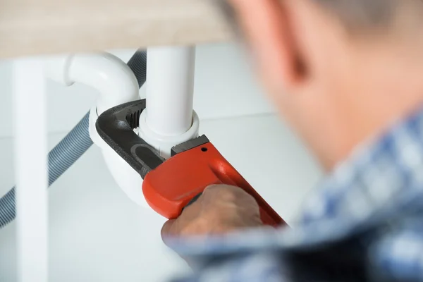 Encanador de fixação de tubo de pia na cozinha — Fotografia de Stock