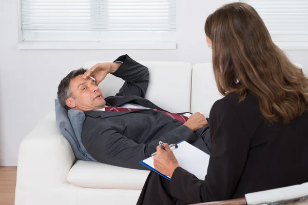 Paziente rilassante di fronte a uno psichiatra — Foto Stock