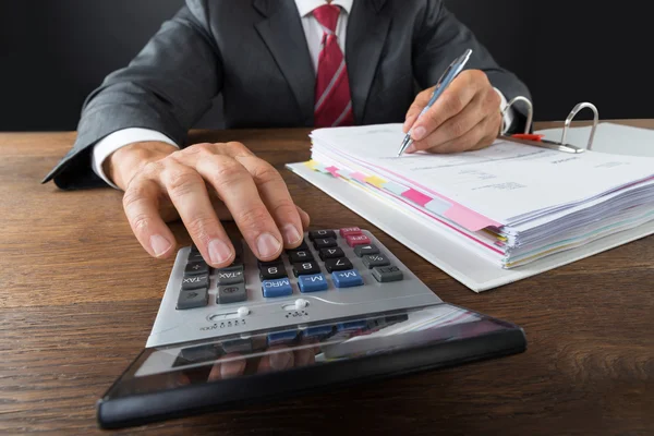 Accountant controleren factuur met Calculator — Stockfoto