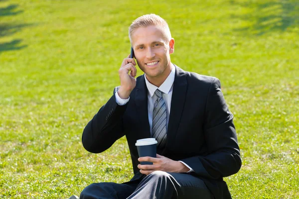 Homme parlant sur téléphone portable — Photo