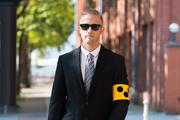 Persona ciega con brazalete — Foto de Stock