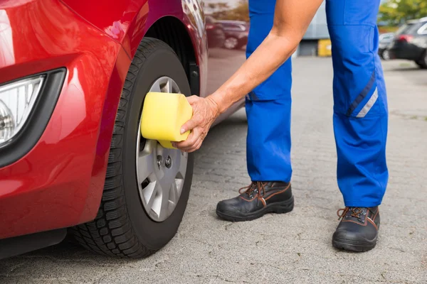 Worker Cleaning Car Wheel With Sponge — Stock Photo, Image