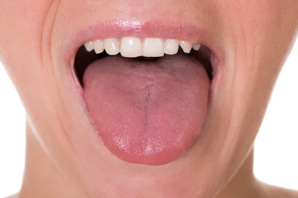 Kvinnan visar tungan över vit bakgrund — Stockfoto