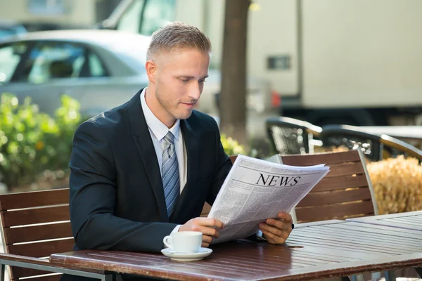 Empresário lendo jornal — Fotografia de Stock