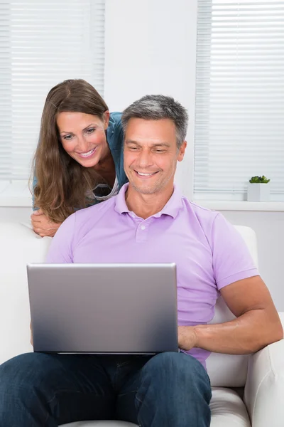 Älteres Paar schaut auf Laptop — Stockfoto