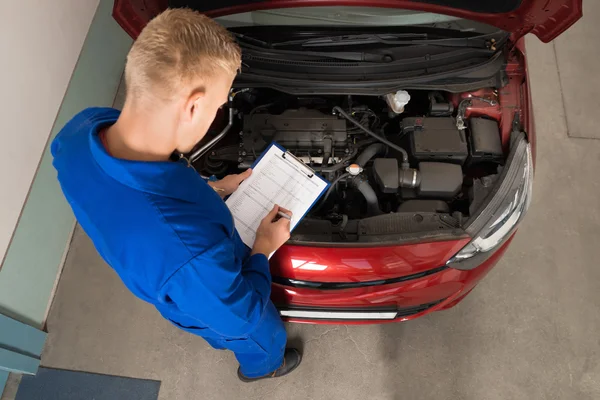 Mechanic permanent in de buurt van auto — Stockfoto