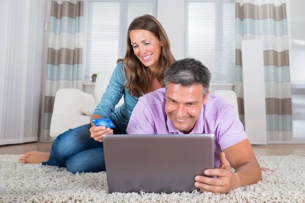 Älteres Paar kauft mit Laptop ein — Stockfoto