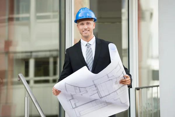 Ingenieur met blauwdruk In zijn handen — Stockfoto