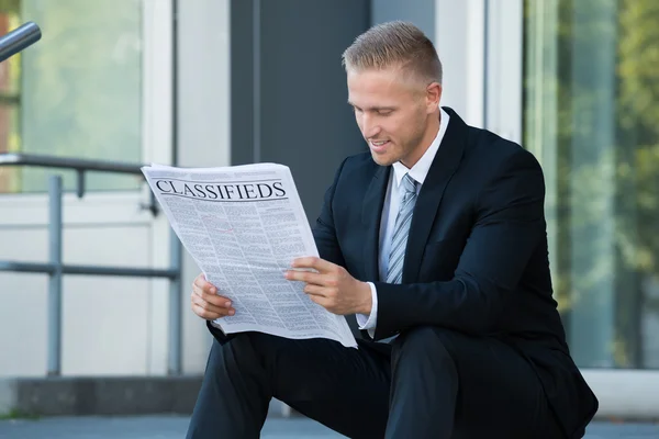 Empresário lendo jornal — Fotografia de Stock