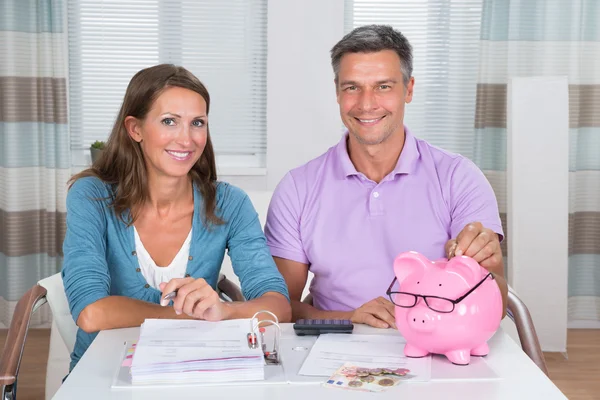 Retrato de um casal calculando contas — Fotografia de Stock