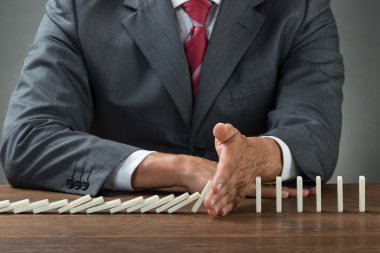 İşadamı Domino düşme durdurma