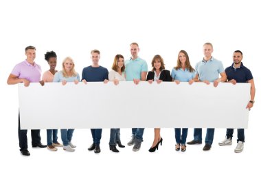 İş ekibi boş Billboard tutarak