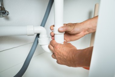 Borular evye altında üzerinde çalışıyor