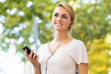 Müzik Dinleyen Kadın