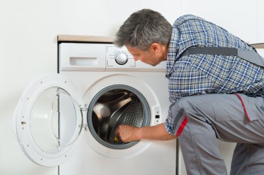 Tamirci evde çamaşır makinesi kontrol