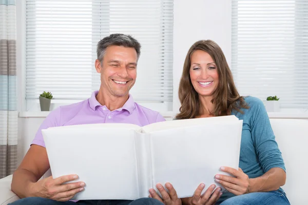 Mature Couple Looking At Photo Album — Stock Photo, Image