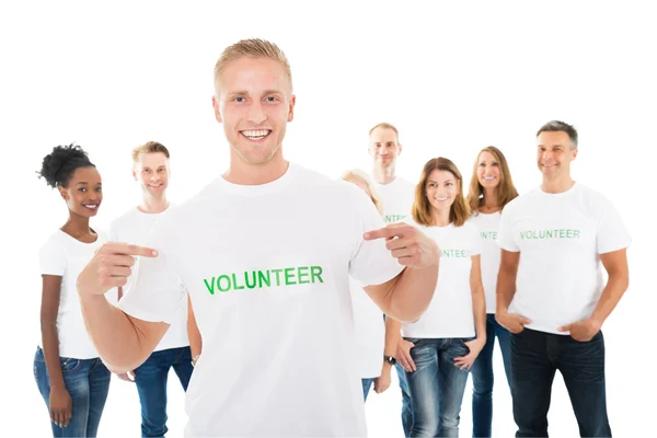 Hombre mostrando texto voluntario en la camiseta — Foto de Stock