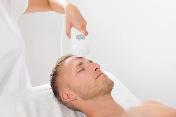 Recebendo tratamento de remoção de cabelo a laser — Fotografia de Stock