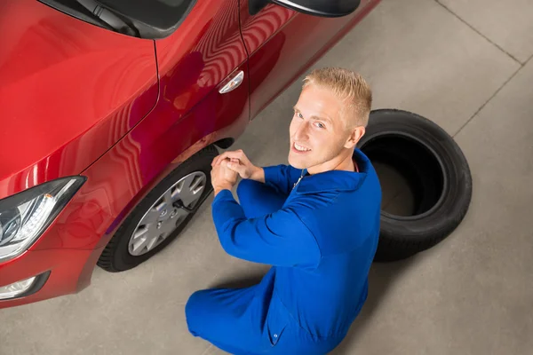 Mecánica de fijación de neumáticos de coche con llave inglesa — Foto de Stock
