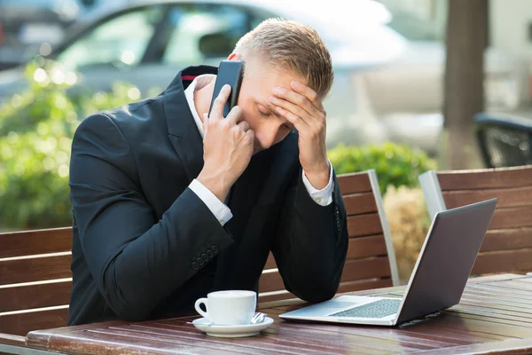 Déprimé homme d'affaires parler sur téléphone portable — Photo