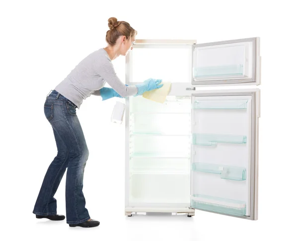 若い女性、冷蔵庫クリーニング — ストック写真