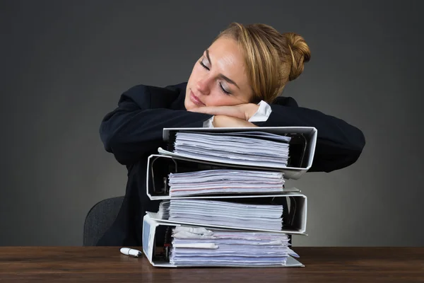 Бізнес-леді спить на складених пов'язках — стокове фото