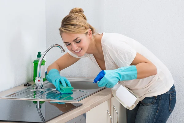 Lavello da cucina donna pulizia con spugna — Foto Stock