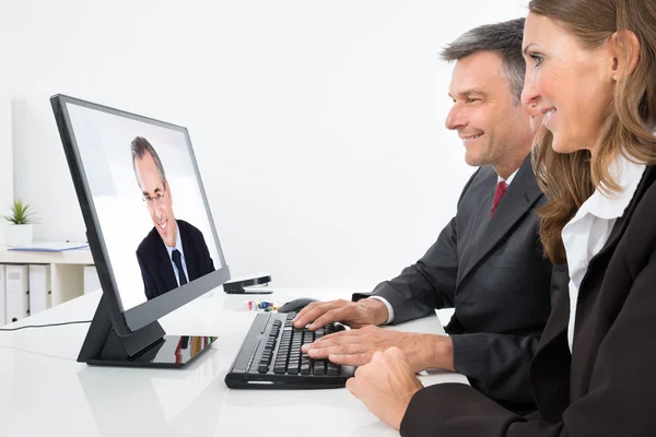 Due imprenditori in videoconferenza — Foto Stock