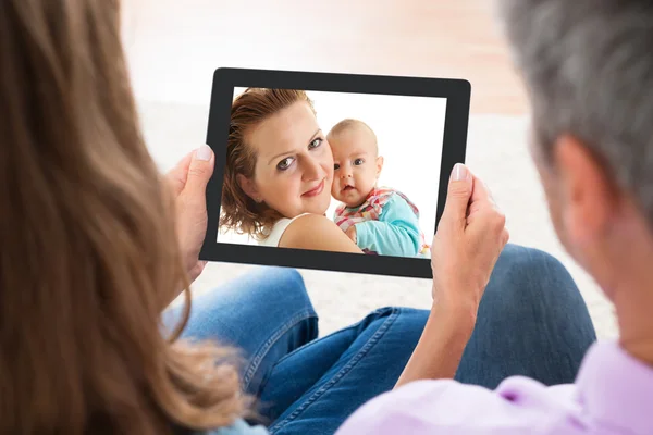 Couple regardant la photo sur tablette numérique — Photo