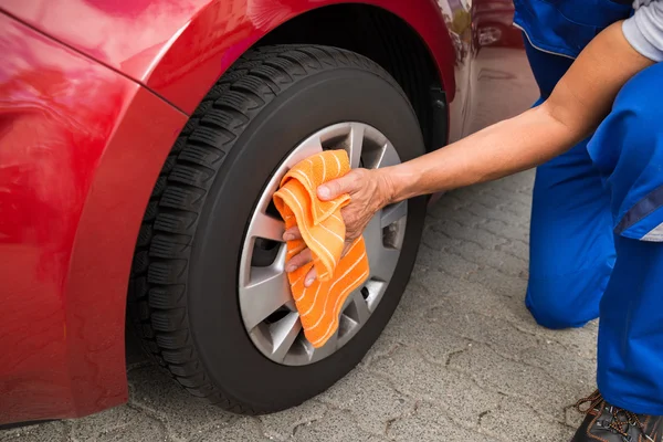 Worker Cleaning Car Wheel — Stock Photo, Image